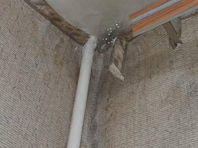 В Копейске подвал жилого дома уже месяц топит канализация