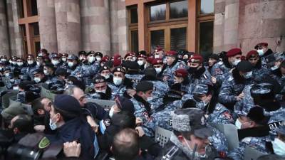 Армянские оппозиционеры ворвались в правительственное здание