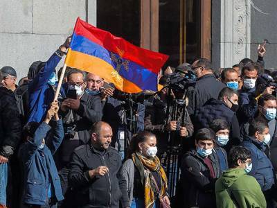 В Ереване оппозиция взяла штурмом здание правительства