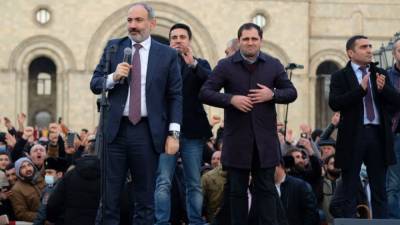 Здание правительства в Ереване подверглось штурму протестующих