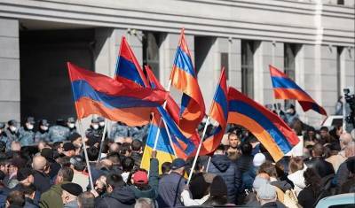 Сторонники отставки Никола Пашиняна ворвались в здание правительства Армении