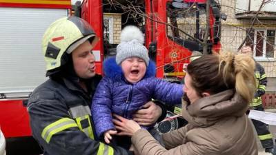 В Киеве на Дарнице из задымленного дома вывели 12 человек: среди них были дети