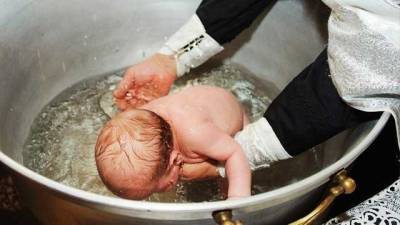 У Румунії не змінюватимуть обряд хрещення після інциденту з немовлям