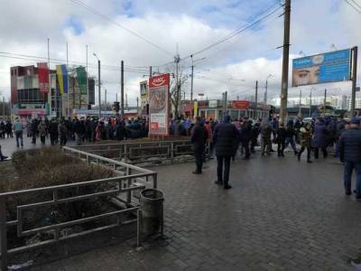 В Харькове работники госпредприятия перекрыли дорогу и требуют зарплату