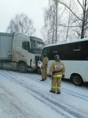 В Челябинской области девять человек госпитализированы после столкновения маршрутки и фуры
