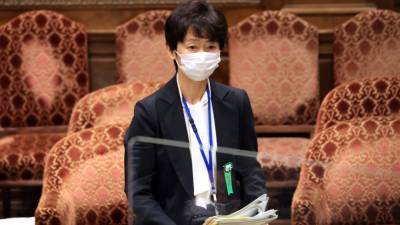 Есихидэ Суги - Помощник премьер-министра Японии ушла в отставку после взятки едой - riafan.ru - Токио - Япония