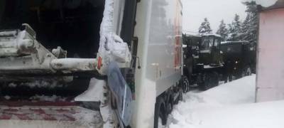 Военная техника пришла на помощь мусоровозу, застрявшему в снегу в поселке Карелии (ФОТО)