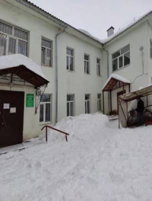 В Кириллове женщину с детьми завалило снегом