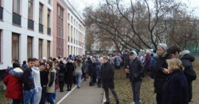 В Донецке массово эвакуируют школьников, силовики ищут взрывчатку