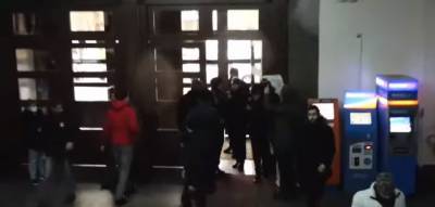 Протестующие в Армении ворвались в дом правительства: видео