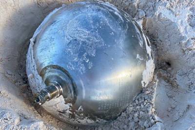 На Багамах нашли титановый шар с надписями на русском