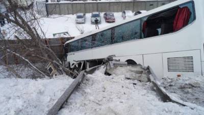 В Челябинске автобус вылетел с моста после столкновения с трактором