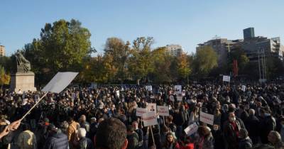 Оппозиция в Ереване забежала в один из корпусов правительства Армении (ВИДЕО)