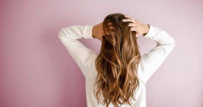 Трихологи развеяли миф о пользе касторового масла для волос