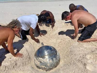 Титановый шар с надписью на русском нашли в песке на Багамах