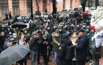 Прикарпатье и Черновцы вышли на протест из-за жесткого карантина