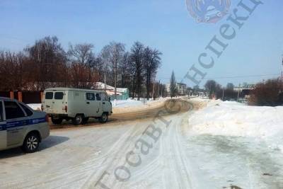 В поселке Куркино Тульской области под колеса УАЗа попал 56-летний мужчина