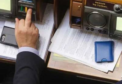 В Раде установили сенсорные кнопки против любителей голосовать за коллег