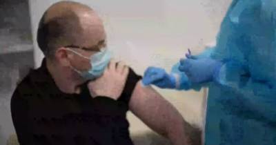 Степанов публично вакцинировался индийской вакциной Covishield (видео)