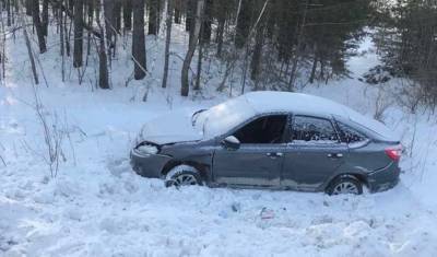Автомобиль Lada вылетел в кювет на трассе в Тюменской области