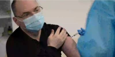 Максим Степанов вакцинировался от коронавируса Oxford/AstraZeneca Covishield 1 марта в Александровской больнице Киева, видео - ТЕЛЕГРАФ
