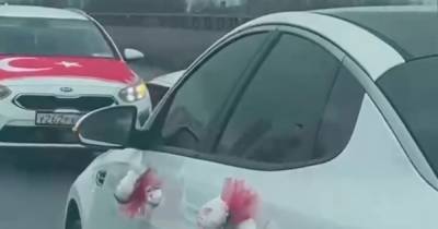 Свадебный кортеж опасно проехал по шоссе в Москве и попал на видео