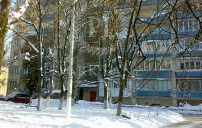 В Киеве возле больницы нашли босого парня: "прятался между деревьев и..."