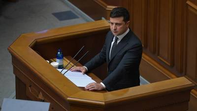 Зеленский ввел в действие решение СНБО о санкциях против экс-офицеров