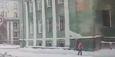 В российском Северодвинске девочка едва не погибла от упавшей с крыши глыбы - видео попало в сеть - ТЕЛЕГРАФ