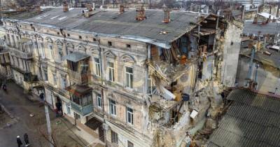 В Одессе обрушилась часть старинного памятника архитектуры, в котором жили люди (видео, фото)