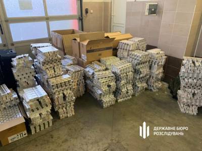 У уволенных украинских дипломатов нашли $140 тыс и 16 кг золота