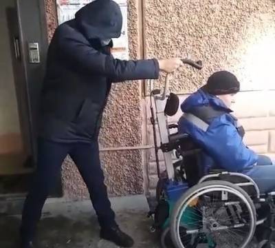 Челябинский инвалид рассказал, как пытается добиться безбарьерной среды