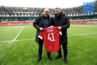 Станислав Черчесов подарил президенту «Ахмата» футболку сборной России