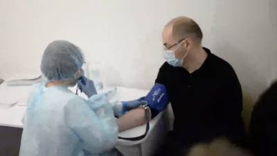 Глава Минздрава Украины публично вакцинировался