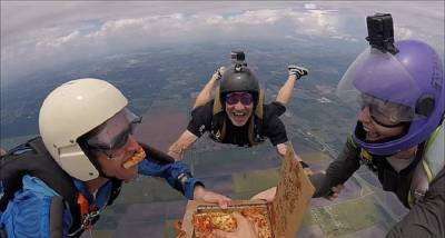 Перекусить в полете: парашютисты выпрыгнули из самолета и съели пиццу на высоте 5 тысяч метров