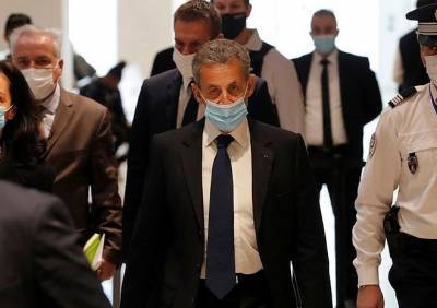 Суд Парижа приговорил Николя Саркози к году тюрьмы