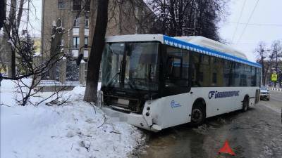 В Уфе водитель автобуса устроил массовую аварию
