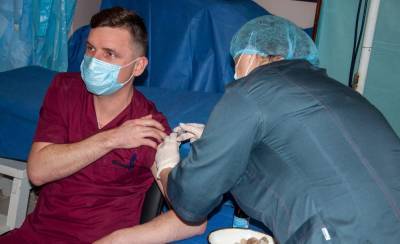 В Одессе у десятков медиков начались проблемы со здоровьем после прививки от COVID-19