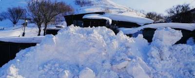 В Холмске расчищали дорогу и засыпали снегом дом