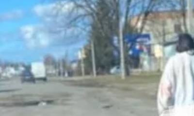 На Закарпатье женщина сняла с себя одежду и пошла вдоль дороги: водители запечатлели "явление" на камеру