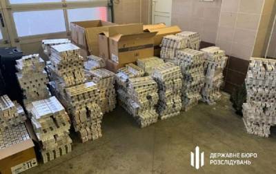 Украинские дипломаты перевозили 16 кг золота и $140 тысяч
