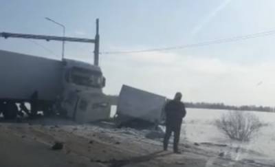 В ДТП на Тюменском тракте машины протаранили автобусную остановку