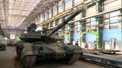 Российским военным отправляют танки "Прорыв". Видео