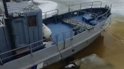 В Петербурге спасают тонущий катер Росприроднадзора — видео