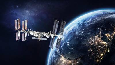 Космонавты будут заклеивать трещину на МКС смолой из североафриканской хвои