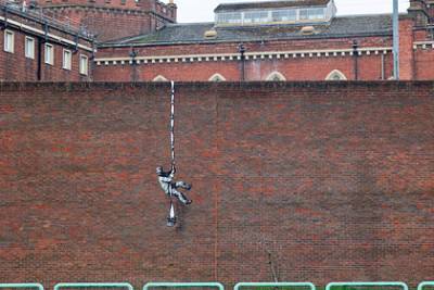 Оскар Уайльд - На стене тюрьмы появилось предполагаемое граффити Бэнкси - lenta.ru - Англия - Ирландия - Рединг