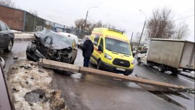 В Петербурге иномарка снесла столб – серьезно пострадал ребенок