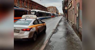 Пассажир такси пострадал в ДТП на Дубининской улице