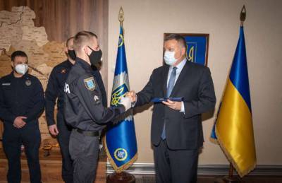 Аваков наградил полицейских, вытащивших из-под наледи трех взрослых и ребенка в Днепре