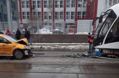 Автомобиль такси врезался в трамвай в Москве